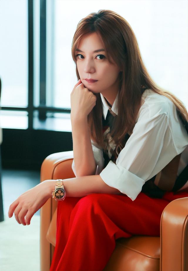 黄晓明公开点名才几天，赵薇近况接连曝光，有一点4年前就注定