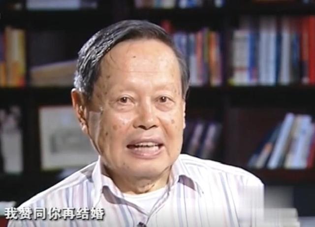 演都不演了！杨振宁去世仅4天，恶心的一幕出现，结局大快人心