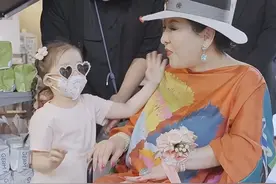 郭碧婷带娃看望婆婆，3岁Cora为奶奶选裙子，向太感慨：儿媳瘦了图片