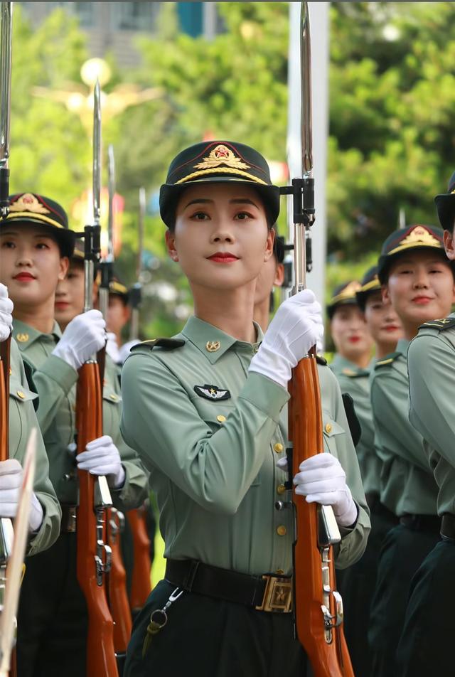 女民兵李思颖阅兵回家仅半天,母亲官宣其新身份,太牛了,全网恭喜
