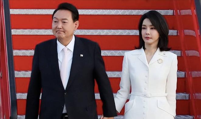 韩国政坛 “地震”，尹锡悦妻子被关进大牢，朴槿惠文在寅集体失声
