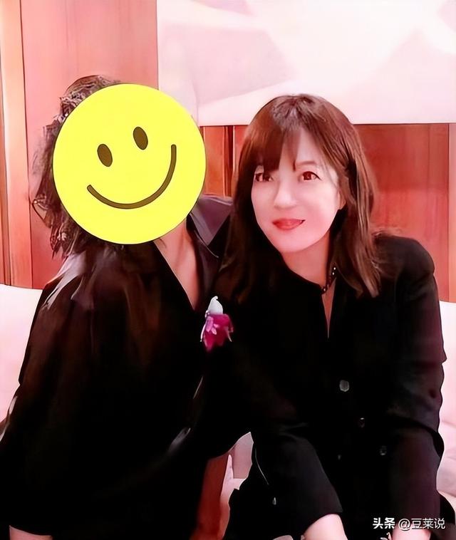 面相又变了！49岁赵薇广东吃饭，又老又瘦没架子，却再无回头路走