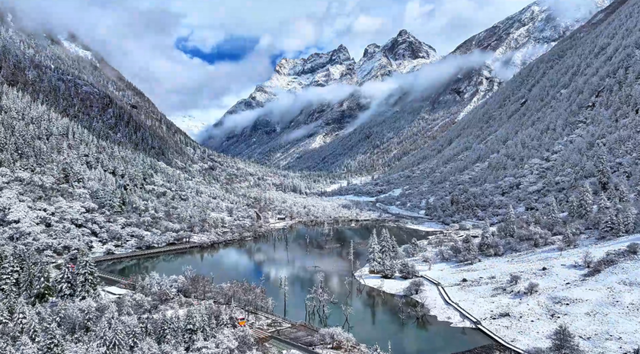 卸下秋的绚烂，赴一场四姑娘山初冬银装素裹的浪漫