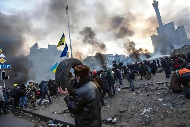 以为俄罗斯不敢动？美方刚扣油轮，普京一发“榛树”炸穿利沃夫！