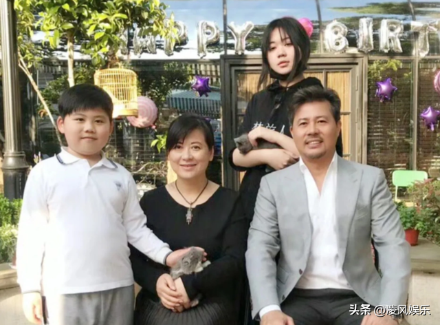他娶生病变胖女演员，恩爱27年无绯闻，如今59岁儿女双全很幸福