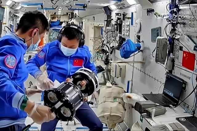 神舟20乘组弃船，换乘神舟21返回祖国，原飞船怎么办？