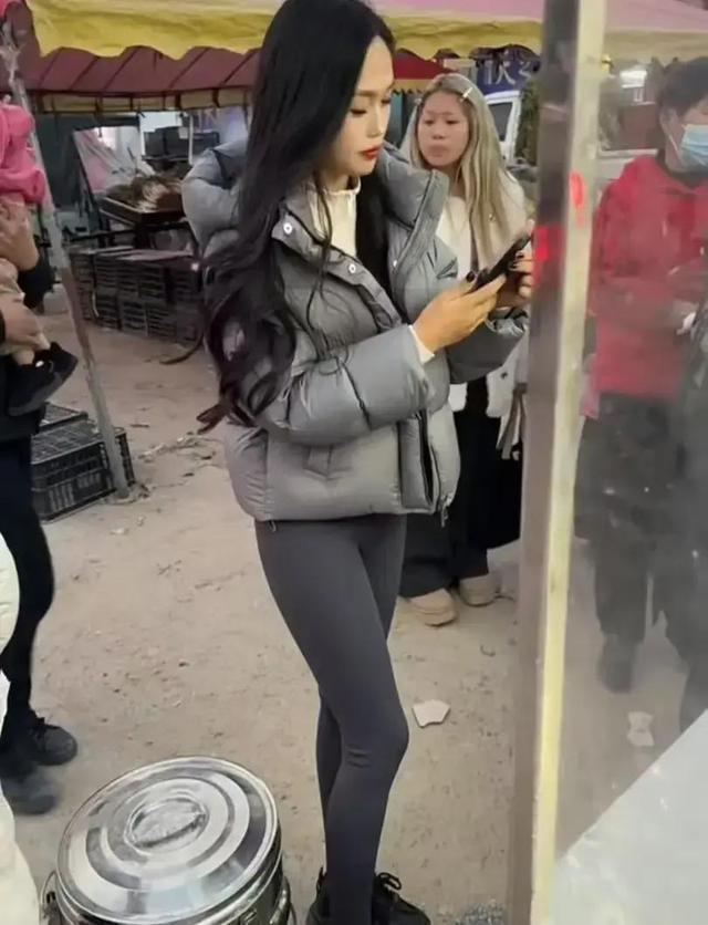 女子穿瑜伽裤赶大集，回头率十足，网友：这装备在村里“超纲”了
