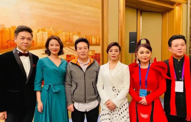 央视最惨女主持：男友被判死缓，丈夫惨死狱中，如今48岁依旧单身