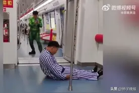 两男子地铁内身着病号服和绿巨人服装拍摄引恐慌，石家庄地铁通报图片