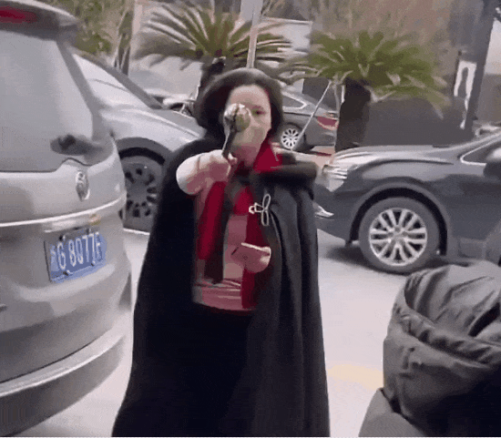 何赛飞综艺发火引热议！没想到“不合群”的她，才是内娱真的聪明