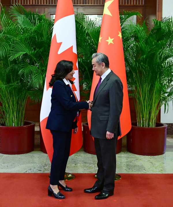 加拿大总理访华第3天	，终于见到最想见的人，一开口连说了3句感谢