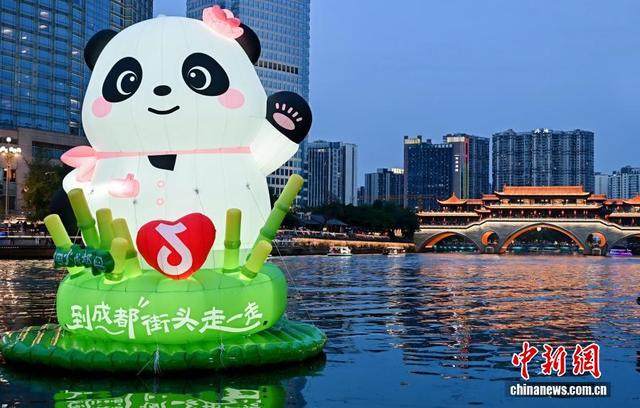成都街头邂逅“哪吒”“花花” 数字文创升级黄金周文旅新场景