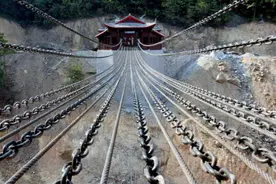 泸定桥是如何修建的？13根铁索重达40吨，在清朝纯靠人力搭上去！图片