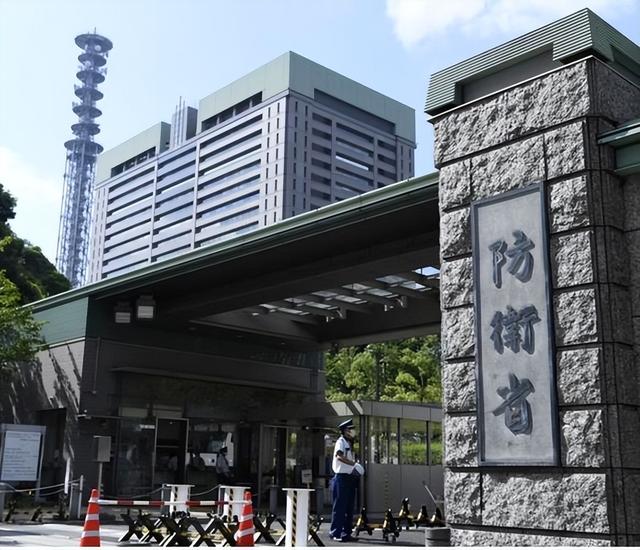 叫嚣击沉福建舰？日本右翼口号喊得震天响，一看自卫队人都招不齐