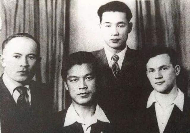 1993年，李鹏总理与夫人朱琳，北京家中唱卡拉OK，非常罕见的留影