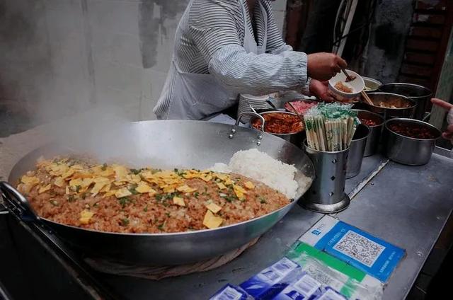贵州餐桌硬通货：团溪糯米饭，30年老灶木甑蒸出“糯香炸弹”！