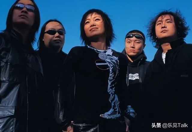 连上5次央视春晚，私下和恩师同居，却被骗流产，如今57岁仍单身