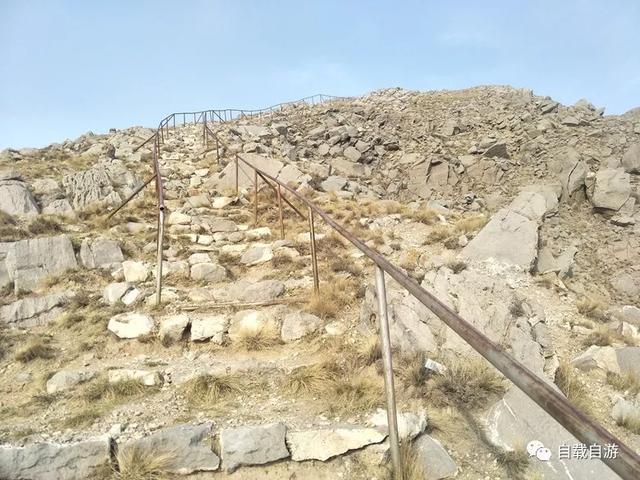 登顶鄂尔多斯最高山,山顶奇特,状如桌面,故有桌子山之俗称