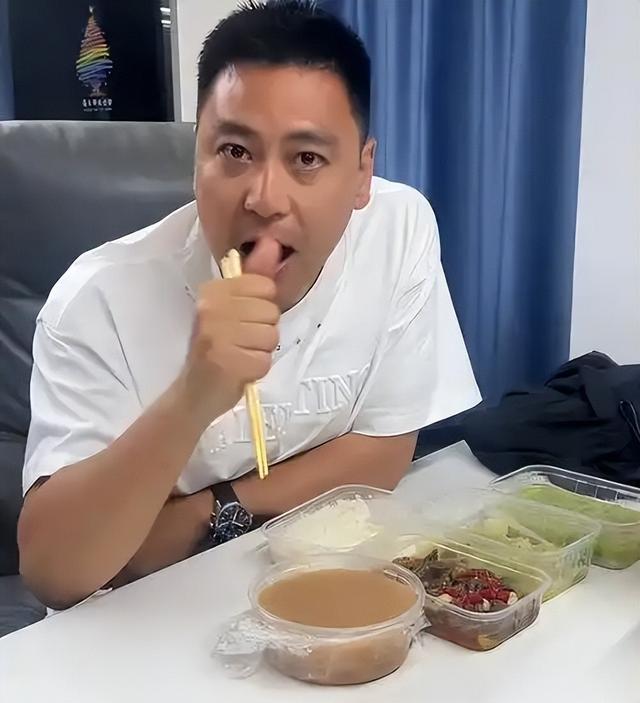 演员李飞接不到戏，"落魄"到陪母亲摆摊卖鱼	，背后的真相太现实