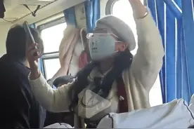 母女火车霸座还持刀威胁乘警，身份被扒是惯犯，最新回应来了图片