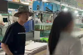 连云港海鲜市场工作人员怒摔别人手机，连云港众多官方号关闭评论图片