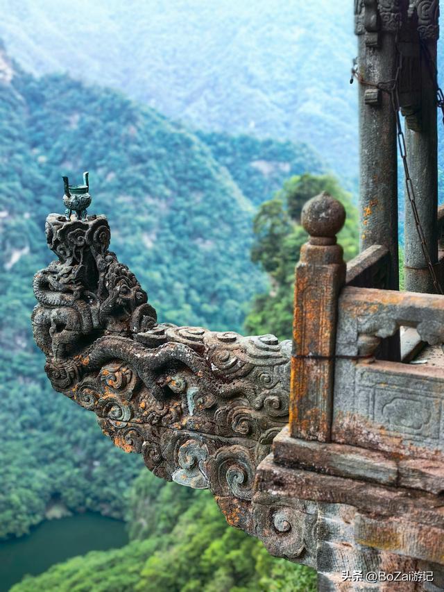 武当山意外之喜！雨中留宿南岩，邂逅古建与自然的绝配