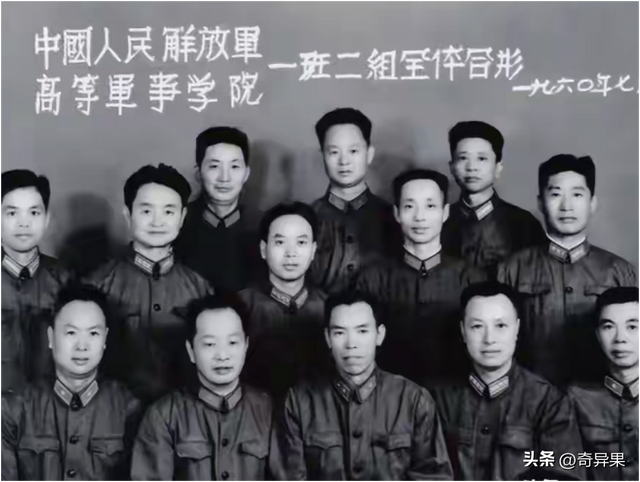1973年，一名解放军首长的全家福，七个女儿皮肤白皙，颜值很高！