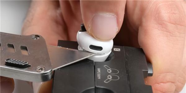 电子垃圾又添新丁，AirPods Pro 3拆开就回不去了