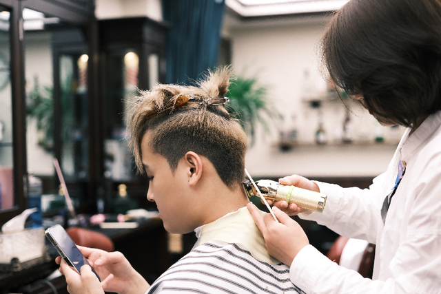 明明不受电商影响，为啥理发店还是大量倒闭？锅要掰成两瓣背