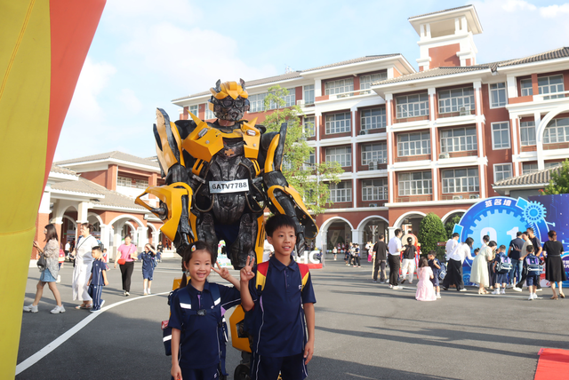AI、具身机器人、醒狮、服装秀......佛山开学季硬核亮点纷呈！