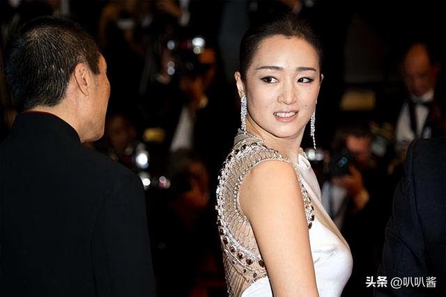 分手30年，被法国老公7字评价的巩俐，活成张艺谋高攀不起的存在