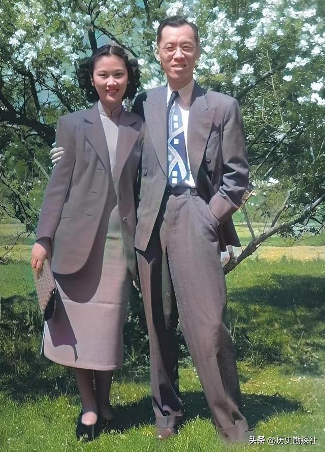 1962年，徐志摩前妻张幼仪和家人，在美国的别墅前，留下的家庭照