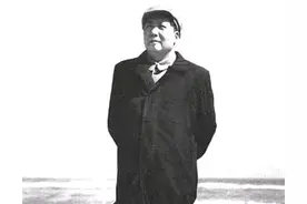 郭沫若写首《满江红》，毛泽东随手和词，霸气恢宏，9字家喻户晓图片