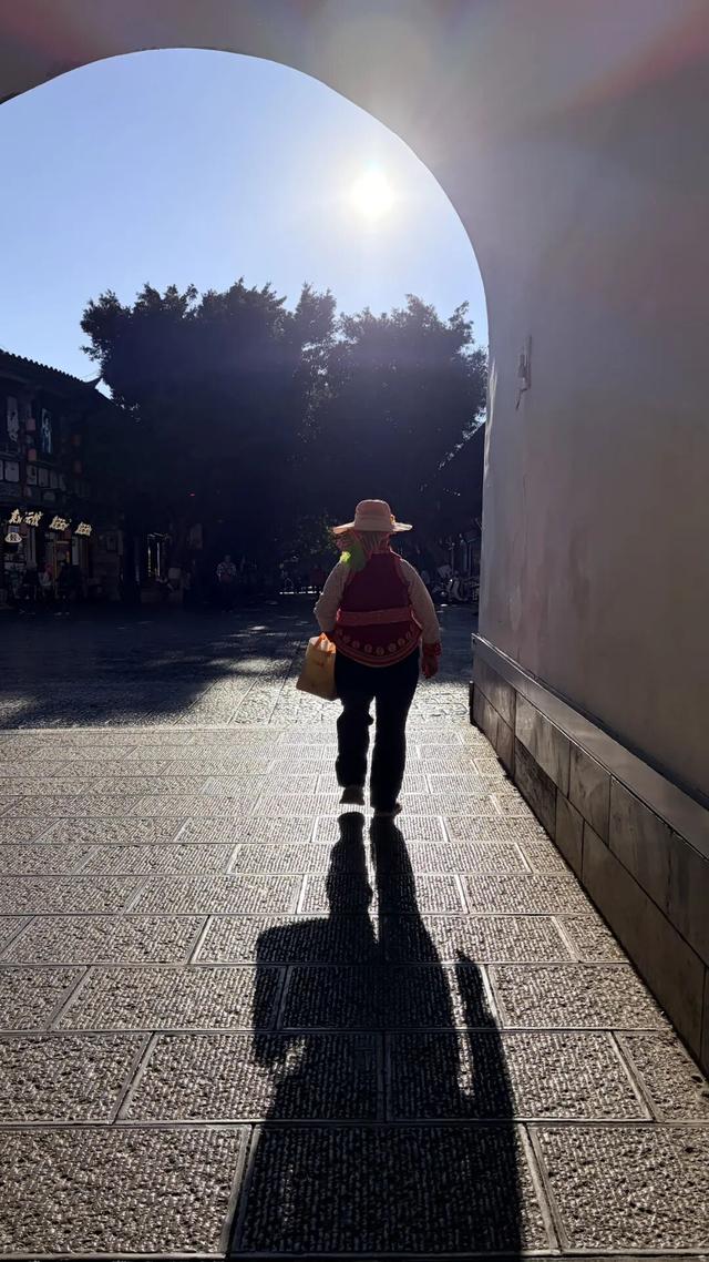 喝井水，烤豆腐，云南这座活着的千年古城，和杭州同名