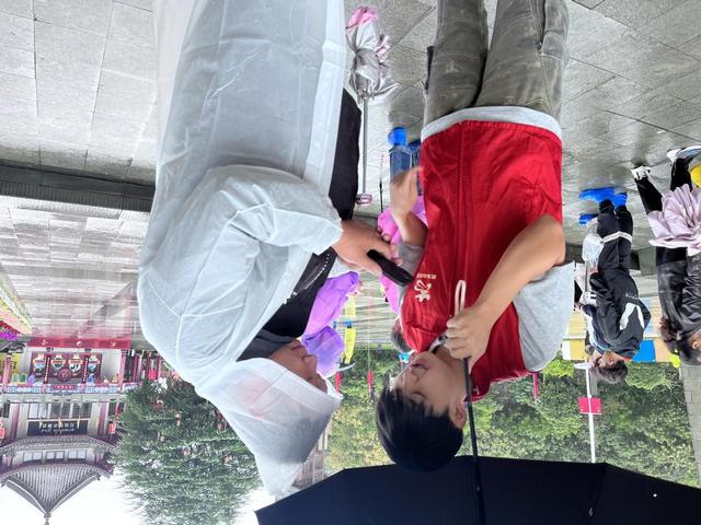 武当山：秋雨连绵游客热度不减 各部门雨中坚守暖心服务
