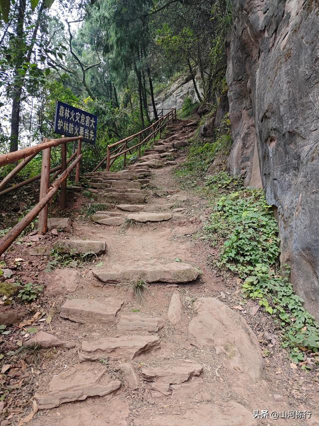 成都周边一日徒步｜眉山牛角寨：登高访古，邂逅全国最大胸像佛