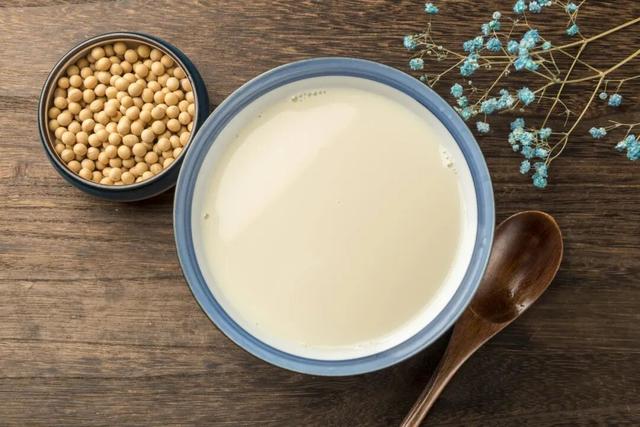牛奶 vs 豆浆，到底哪个更营养？更合适你？答案和很多人想的不一样