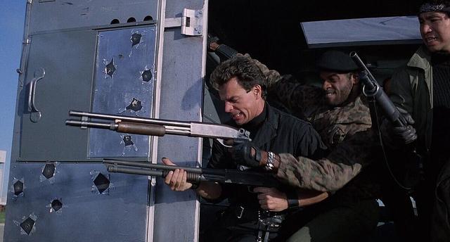 好莱坞的军火库：深度揭秘“机械战警”的武器选用与改装