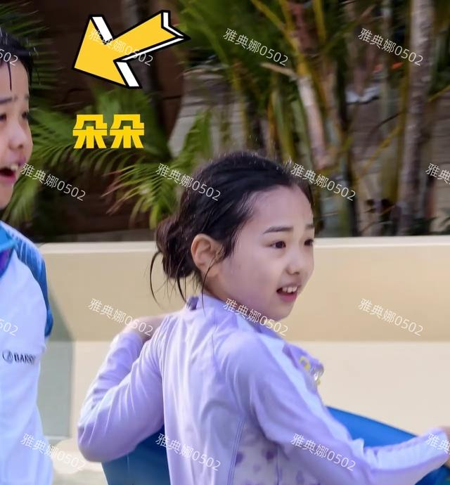 三亚偶遇小酒窝和朵朵水在上乐园玩水，董璇又高又瘦但脸不年轻