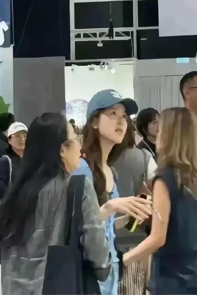 天呐！刘强东老婆现实中是长这般模样 网友炸锅 这简直太瘦没啥看了