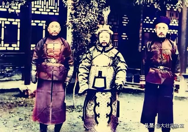 袁世凯的真实老照片：穿龙袍坐龙椅接受朝拜，姨太太确实漂亮！
