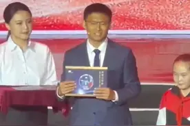 五四奖章获奖者送小朋友特别礼物：桂海潮赠星空孙颖莎送球拍图片