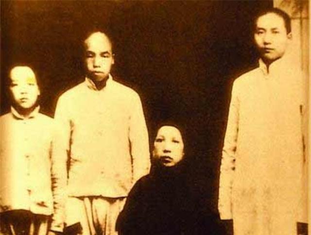 毛主席游腻长江后，突发奇想要去游三峡，罗瑞卿：绝不能游