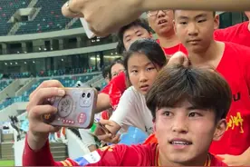 苏州队3:0大胜扬州队，单场吸引4万多球迷到场观赛，刷新“苏超”图片