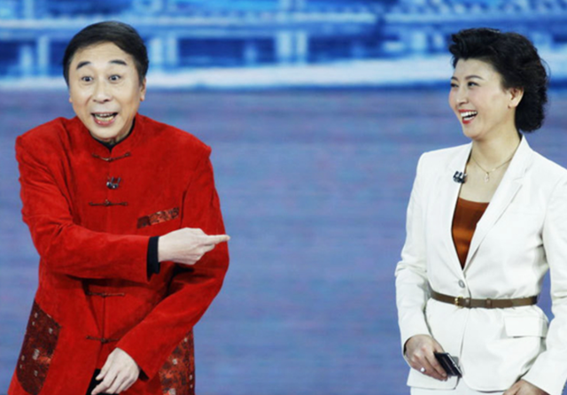 风向变了？央媒公开点名闫学晶，文案信息量大，32岁儿子也被连累