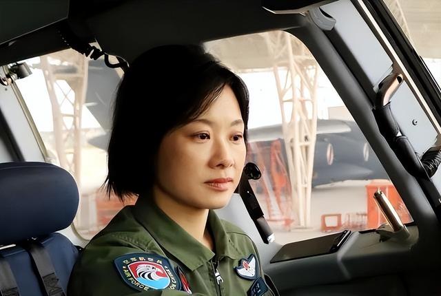 阅兵女机长身份曝光！私生活被扒牺牲太大，老公不简单，央视点名