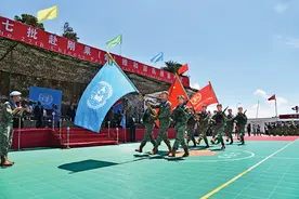 高举人类命运共同体旗帜 推动世界走向光明前景图片