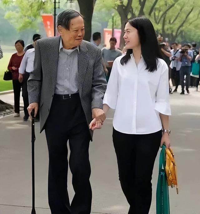 杨振宁刚去世，翁帆终于发声，字字催泪，清华大学吊唁堂细节感人