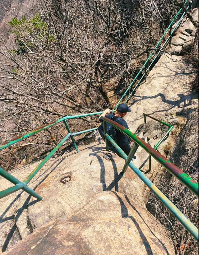 凤凰山51岁男子坠崖，妻子目睹全过程，死亡画面曝光，坐栏杆摔下