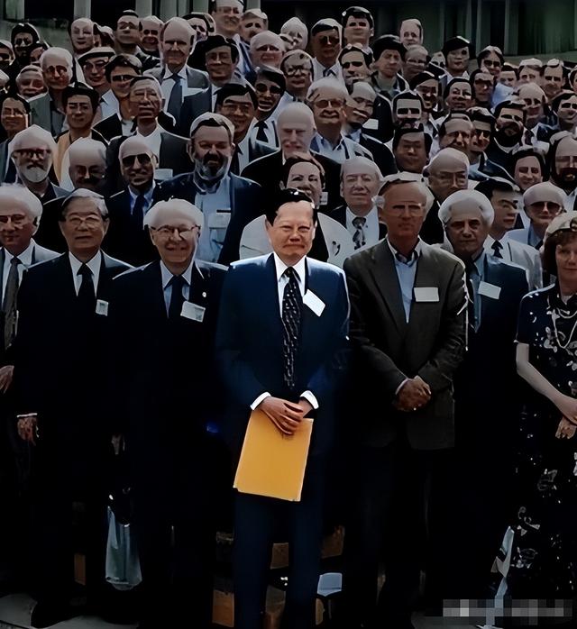 杨振宁刚去世，翁帆终于发声，字字催泪，清华大学吊唁堂细节感人